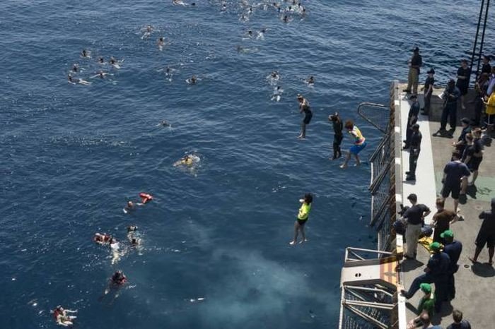 Военные купаются в открытом море