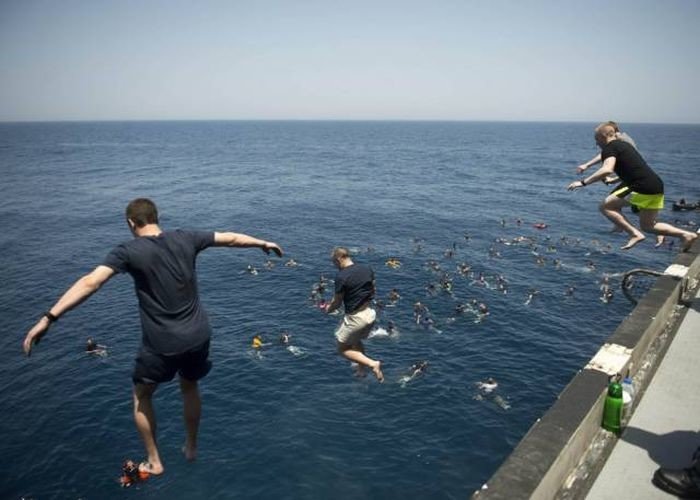 Военные купаются в открытом море