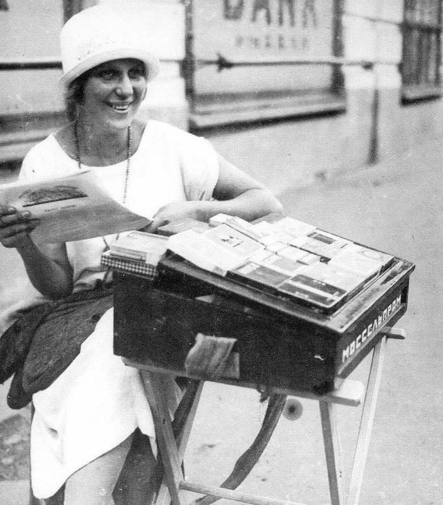 Папиросница из Моссельпрома, 1920-е. 