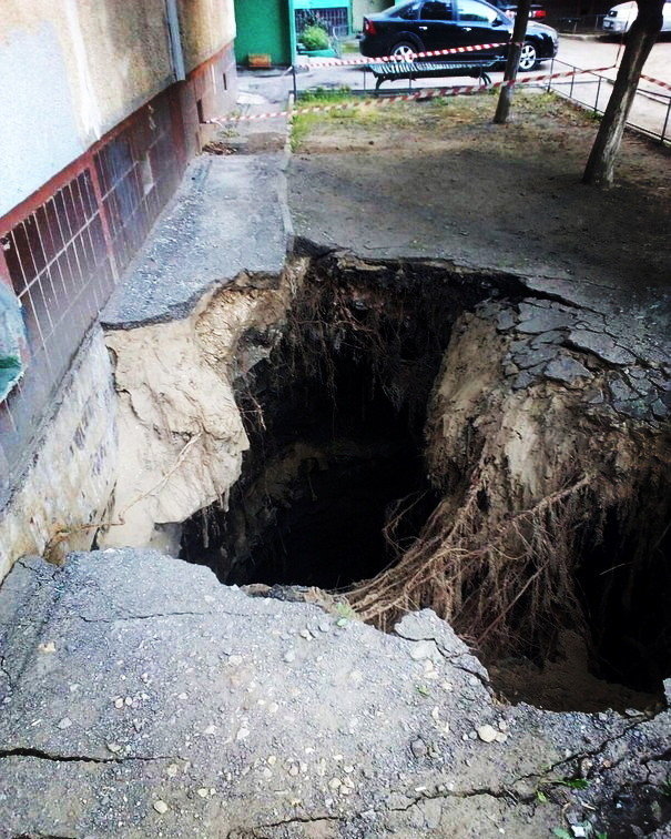 Ворота в Ад открылись в Заводском. Жители дома 12а по ул.Орджоникидзе опасаются, что дом провалится в тартарары. Глубина провала 10 м, а диаметр 5м. 