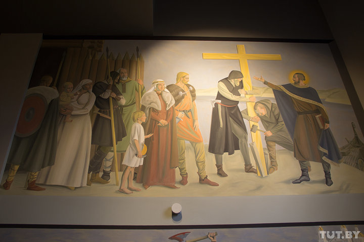 В костеле есть серия икон «Крестовый путь». Они сделаны в необычной технике: по старой ржавой металлической пластине идет роспись золотом.