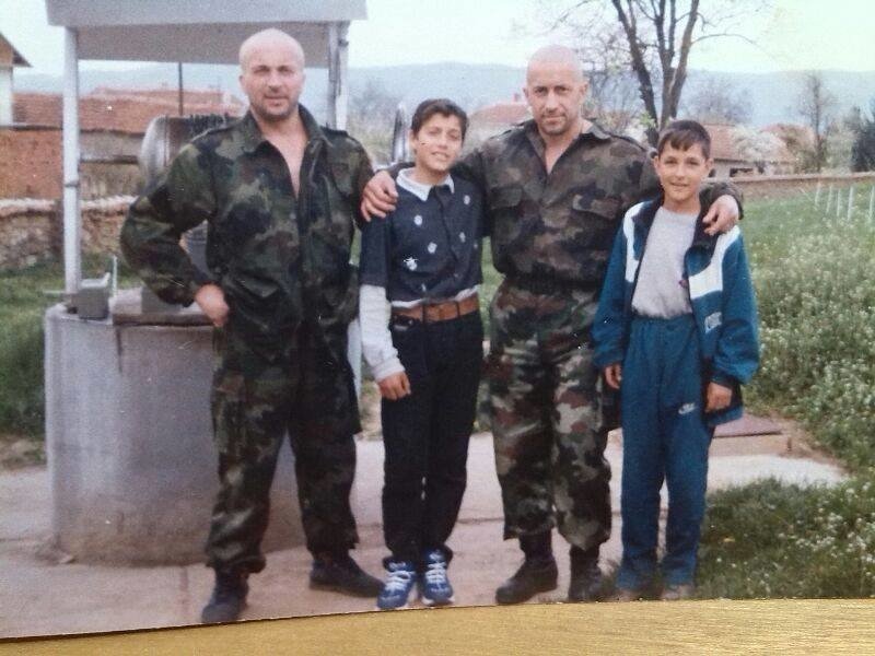 Анатолий Лебедь(второй справа) с сербскими детьми в Косово. 1999 год	