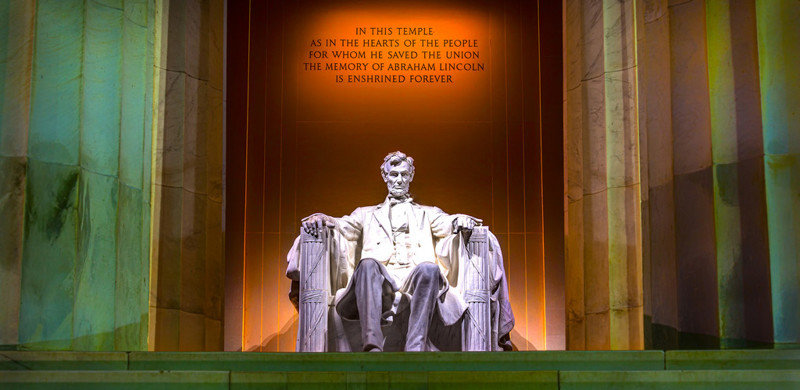 Киргиз написал свое имя на мемориале Линкольну в Вашингтоне