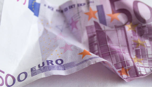 Грязные деньги: туалеты трех ресторанов и одного банка Женевы засорились купюрами по 500 евро