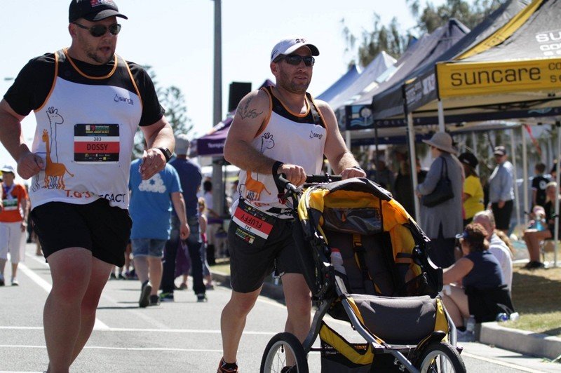 Триатлонист вышел на старт с пустой коляской в память о нерожденном сыне