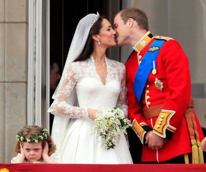 Грейс Ван Куцем (Grace Van Cutsem) во время поцелуя принца Уильяма и Кэтрин 