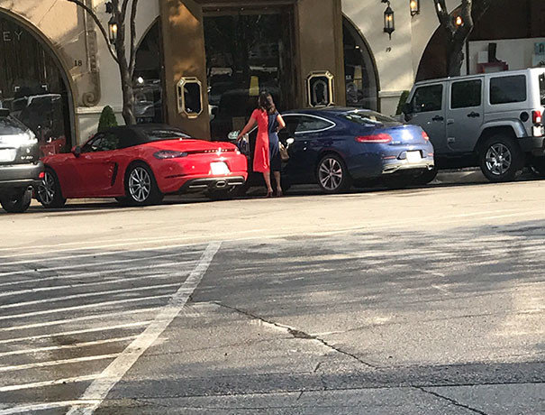 Обратите свое внимание на платье этой леди и на рядом стоящие автомобили