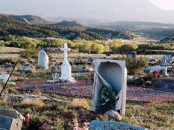Необычные надгробия