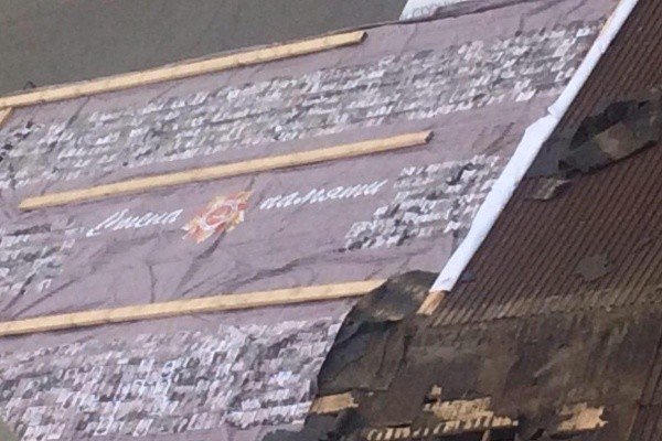 В Тюмени крышу автомойки застелили фотографиями ветеранов