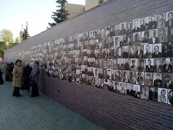 В Тюмени крышу автомойки застелили фотографиями ветеранов