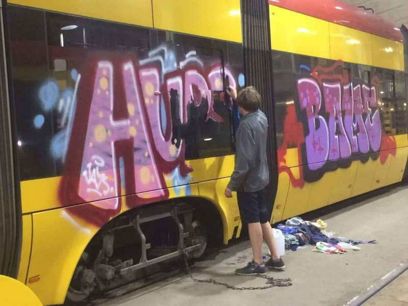 Прикованный цепью украинец девять часов смывал свои художества на трамвае в Варшаве