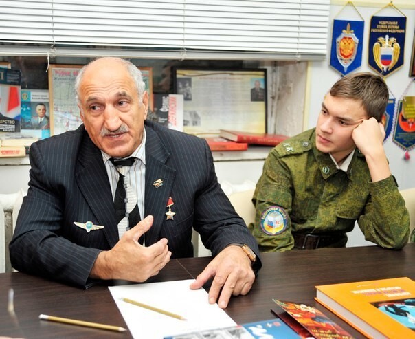 Владимир Гасоян (слева). Герой Советского Союза. Его своевременная атака позволила экипажу противостоять преступникам.