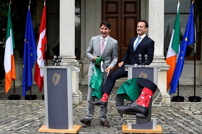Премьер-министр Ирландии Лео Варадкар встретил главу правительства Канады Джастина Трюдо в красных носках с канадскими символами