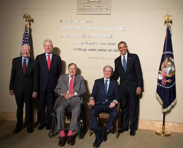Экс-президент Буш подбирает носки под галстук, красные подарил Обаме, видимо, за любовь к этому цвету, но он их так и не надел на официальные приемы 
