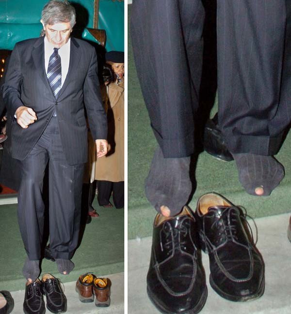 Американский политик Пол Вулфовиц опозорился в 2007 году во время похода в Турции в мечеть. Там нужно было снять обувь, и политик продемонстрировал дырявые носки 