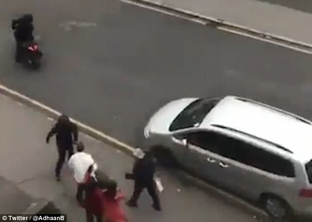 Грабеж средь бела дня: случайное видео ограбления на улице