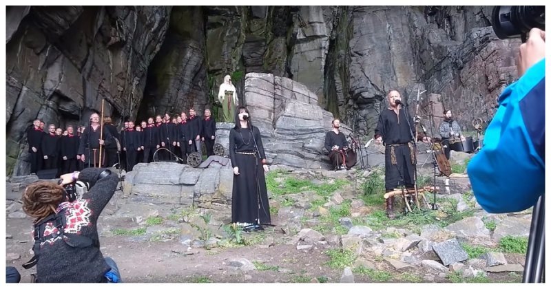 Музыканты исполнили песню у пещеры в Норвегии, и это просто великолепно!