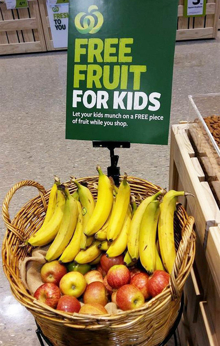 Магазин предлагает детям бесплатно угоститься фруктами, пока их родители выбирают продукты