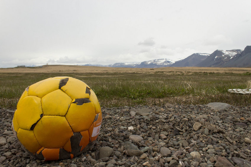Забытые футбольные мячи со всего мира