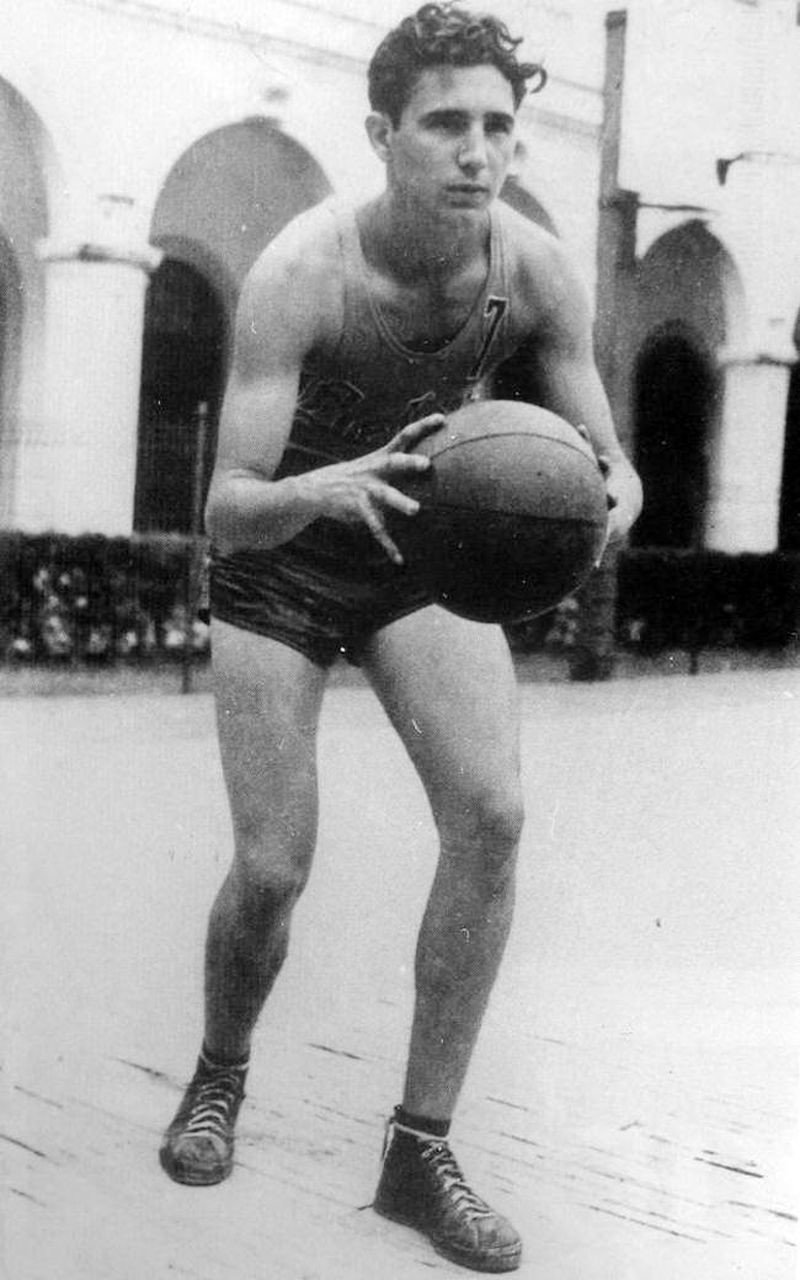 15. И, наконец, 17-летний кубинский президент Фидель Кастро, играющий в баскетбол