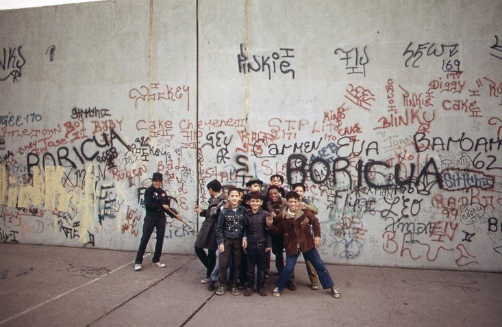 Начала расцветать культура граффити. И если 1960-е года связывают со скейтбордами, то 70-ые с уличными рисунками.