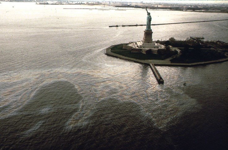В 1970-х рядом со Статуей Свободы образовалось нефтяное пятно.