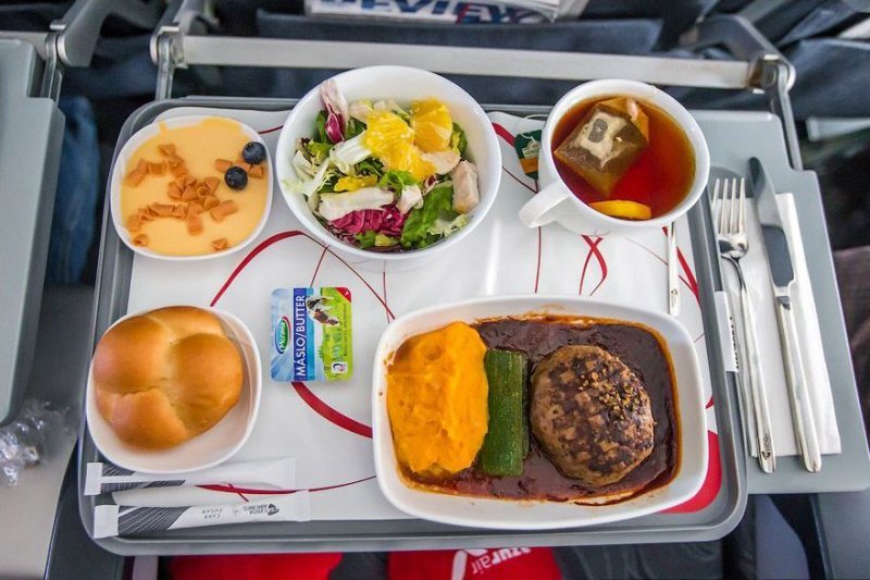 Что происходит с самолетной едой, которую не съели?