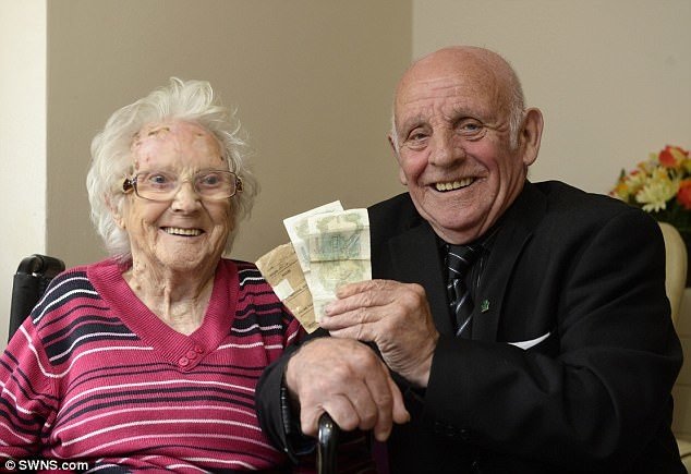 День удался: 77-летний мужчина нашел свою первую зарплату, полученную 62 года назад