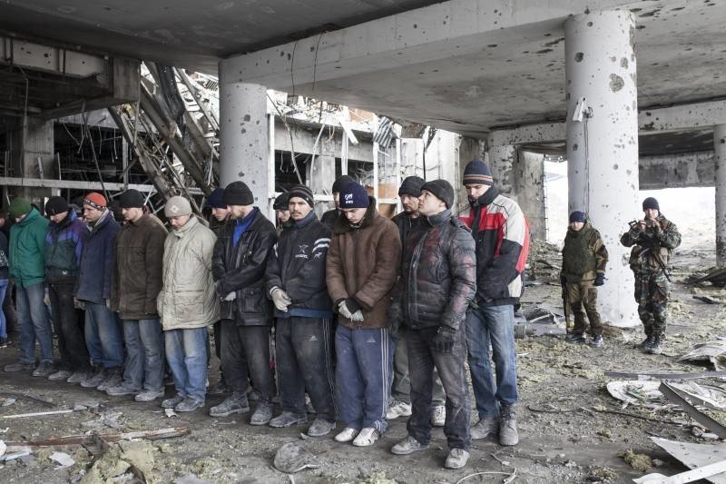 Пленные украинские военнослужащие, задействованные в расчистке завалов в Донецком аэропорту, 2015 год.