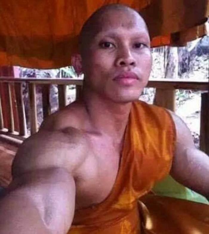 Личность накачанного буддиста, сфотографированного в скромном оранжевом одеянии, неизвестна, но десятки тысяч пользователей социальных сетей невероятно счастливы от возможности просто лицезреть его