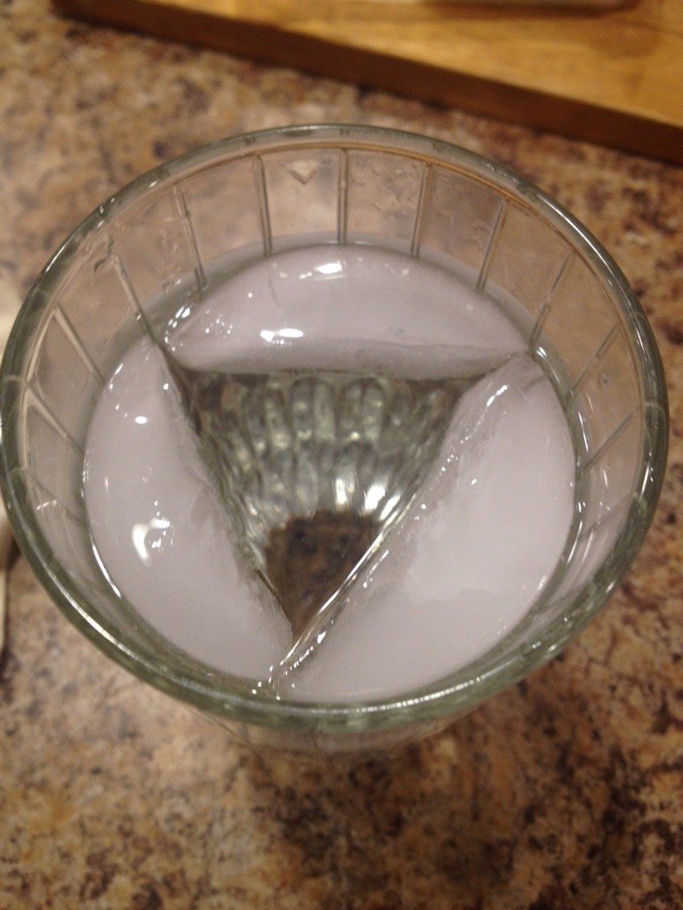 Кусочки льда в стакане