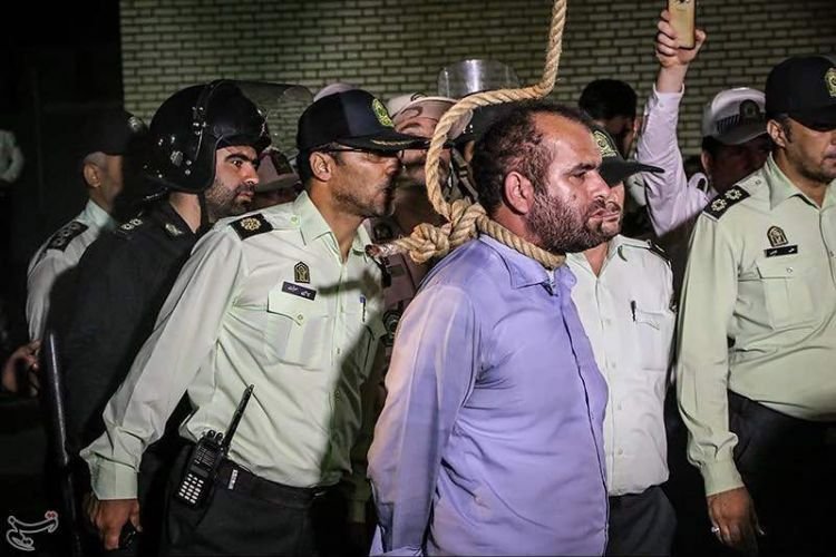 В Иране публично повесили насильника и убийцу