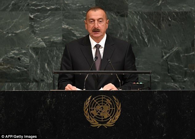 Пока президент Азербайджана говорил о Карабахе, его дочь делала забавные селфи