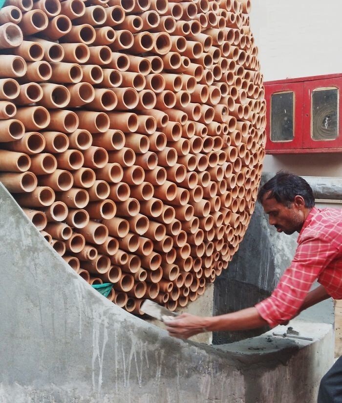 Собранная на заводе Deki Electronics в столице Индии конструкция представляет собой металлическую раму в форме цилиндра, заполненную сотнями конусообразных глиняных трубок