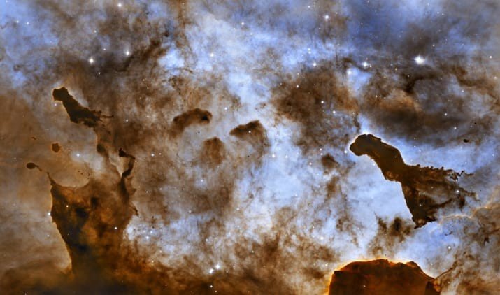 Пыльные столбы в созвездии Киль, сформированные космическим ветром и мощной радиацией