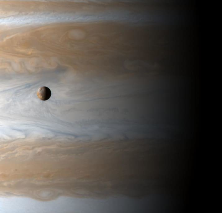 Одна из лун Юпитера на фоне планеты-гиганта