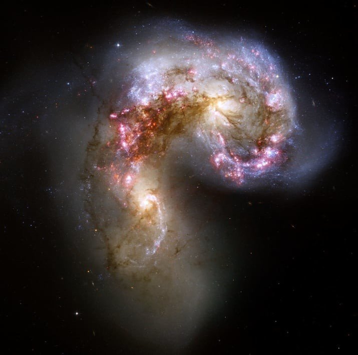 Спиральные галактики в процессе слияния