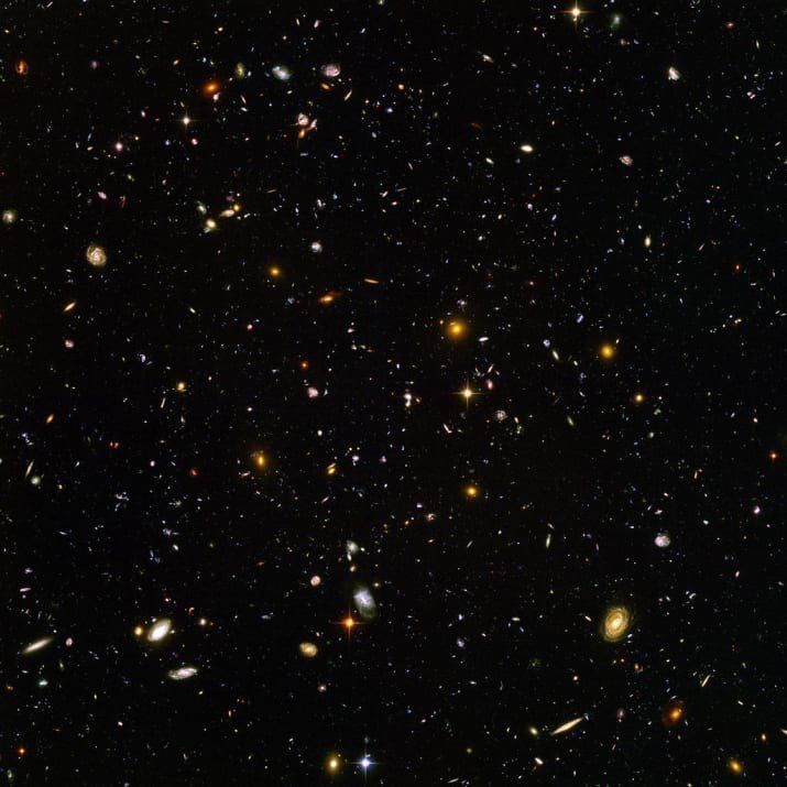 На этом снимке, сделанном космическим телескопом"Хаббл", видны десять тысяч галактик одновременно