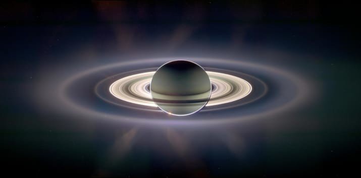 Сатурн и его кольца, снятые в контровом свете