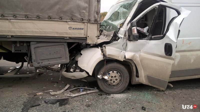 Водитель фургона Citroen получил незначительные травмы.