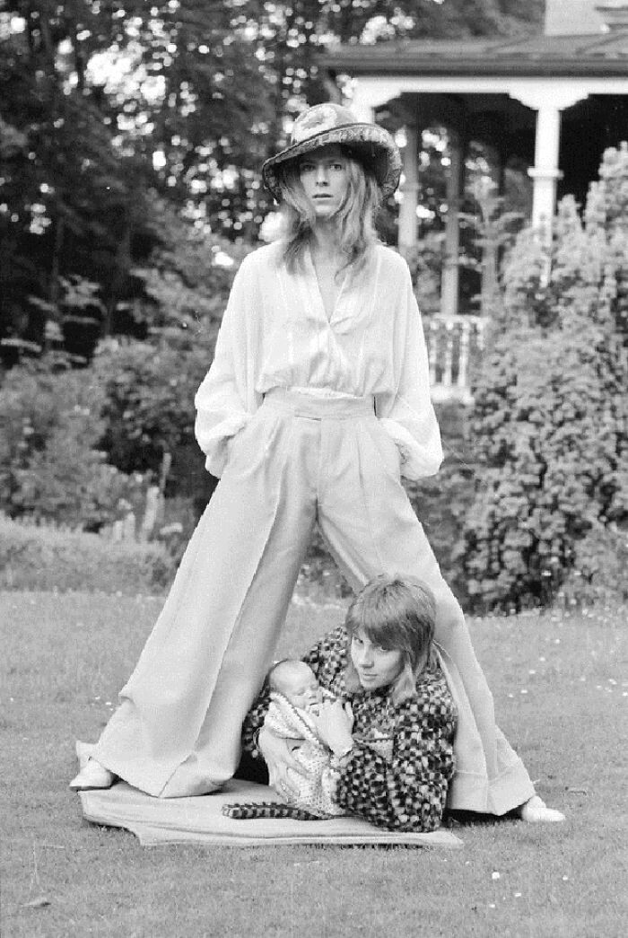 Редкие фотографии Дэвида Боуи на прогулке с бывшей супругой и сыном Зоуи в 1971 году