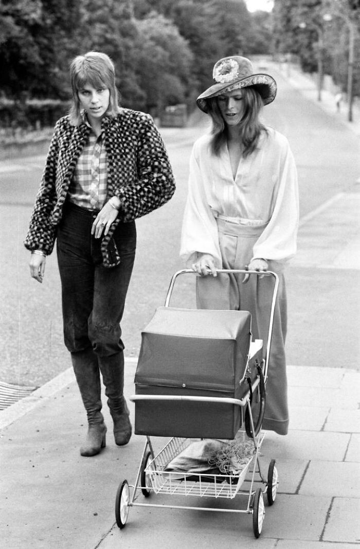 Редкие фотографии Дэвида Боуи на прогулке с бывшей супругой и сыном Зоуи в 1971 году
