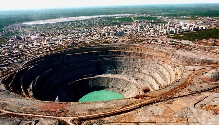Карьер "Мир" по добыче алмазов в Якутии. 
