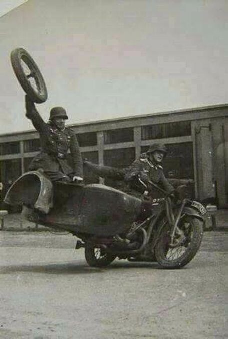 Немецкие мотоциклисты на учениях должны были поменять колесо на ходу