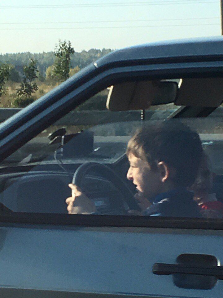 Ребенок управлял автомобилем на кольцевой дороге в Петербурге