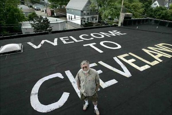 6. "Добро пожаловать в Кливленд" написал он на крыше, которую видят пассажиры садящихся неподалеку самолетов. Правда, дело было в Милуоки