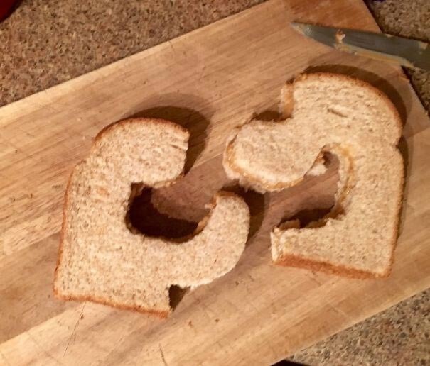 "Жена попросила меня разрезать сэндвич надвое. Но она не указала как именно я должен это сделать.."