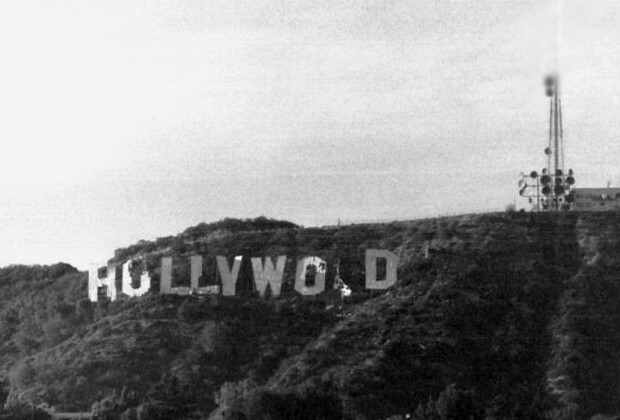 Дважды восстанавливал знаменитый знак Hollywood
