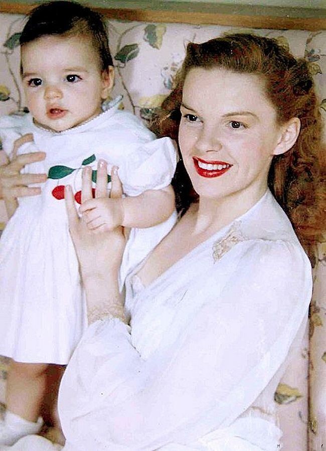 Джуди Гарланд и ребенок Лайза Минелли, 1946 год.