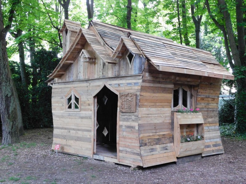 Художник Патрик Поль создал эту причудливую постройку специально для выставки «Funny Cabins» («Забавные домики») в парке Шампань в Реймсе, Франция. 